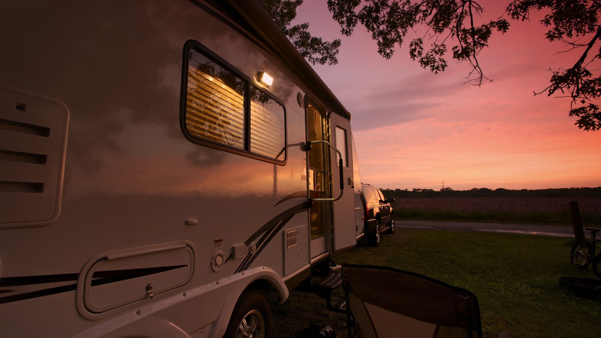 Warum dein lokales Business online sichtbar sein sollte Fotocredit Canva zeigt ein Wohnmobil Seitenansicht in der Abenddämmerung Blog SibilleK