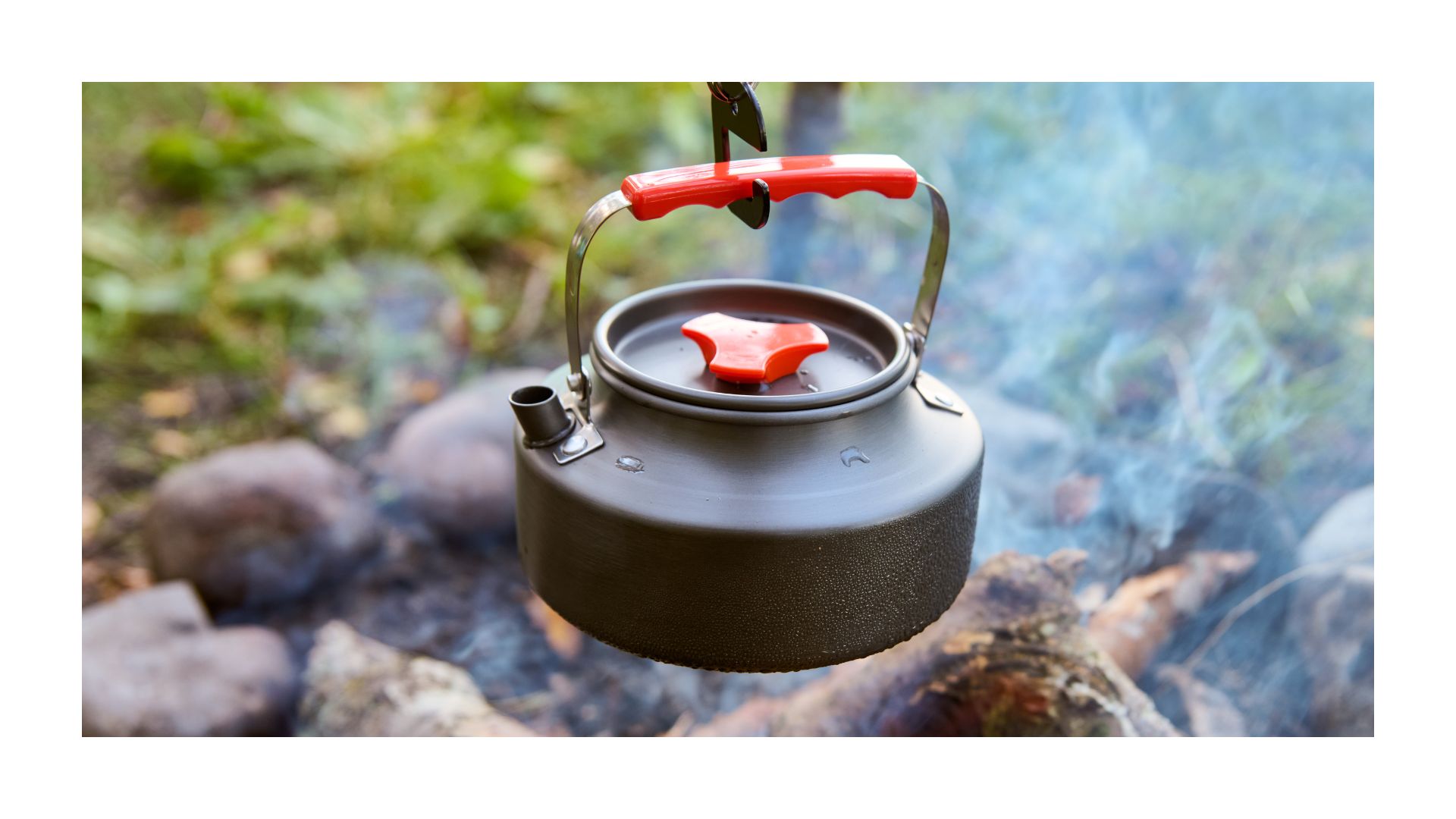 Wasserkessel über offenem Feuer Fotocredit Canva -travelarium @sibillek.com