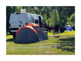 Gruppencamping mit Wohnmobil und Personenzelt.<br />
Fotocredit Sibille Kurdts<br />
@sibillek