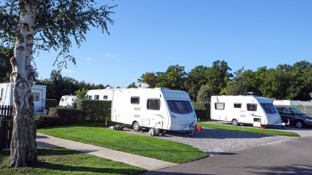 Warum dein Campingplatz in KI-Systemen nicht gefunden wird.  Zeigt Stellplätze mit Wohnwagen.  Fotocredit Canva  @SibilleK