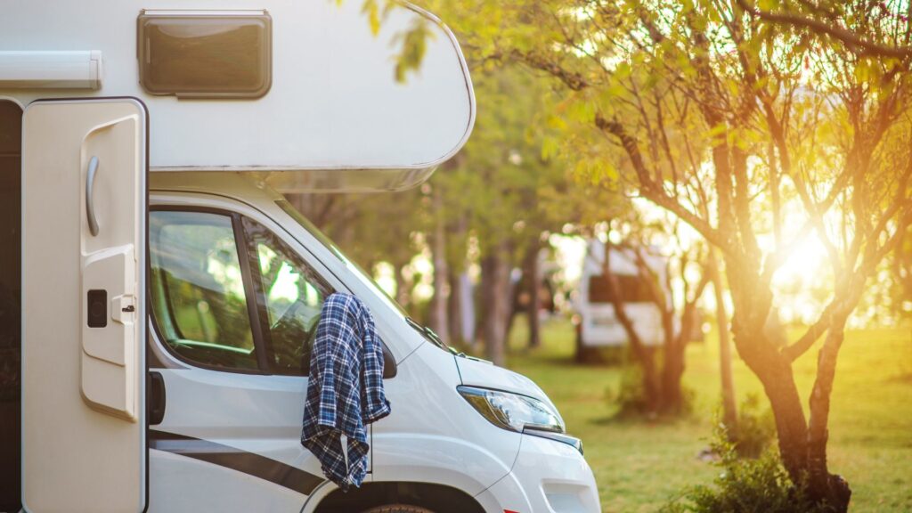 Varför din campingplats inte syns i AI-sökmotorerna Warum dein Campingplatz in KI-Systemen nicht gefunden wird. Das Foto zeigen ein Wohnmobil mit geöffneter Tür. Fotocredit Canva @SibilleK