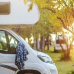 Warum dein Campingplatz in KI-Systemen nicht gefunden wird. Das Foto zeigen ein Wohnmobil mit geöffneter Tür. Fotocredit Canva @SibilleK