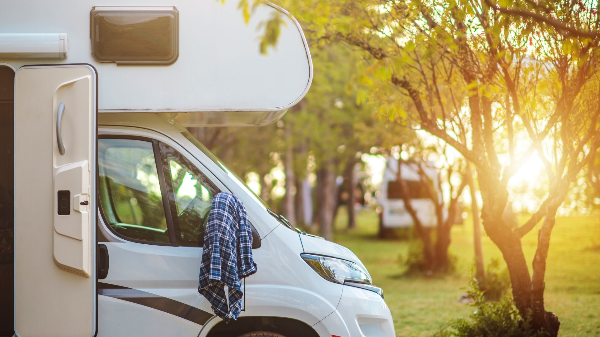 Warum dein Campingplatz in KI-Systemen nicht gefunden wird. Das Foto zeigen ein Wohnmobil mit geöffneter Tür. Fotocredit Canva @SibilleK
