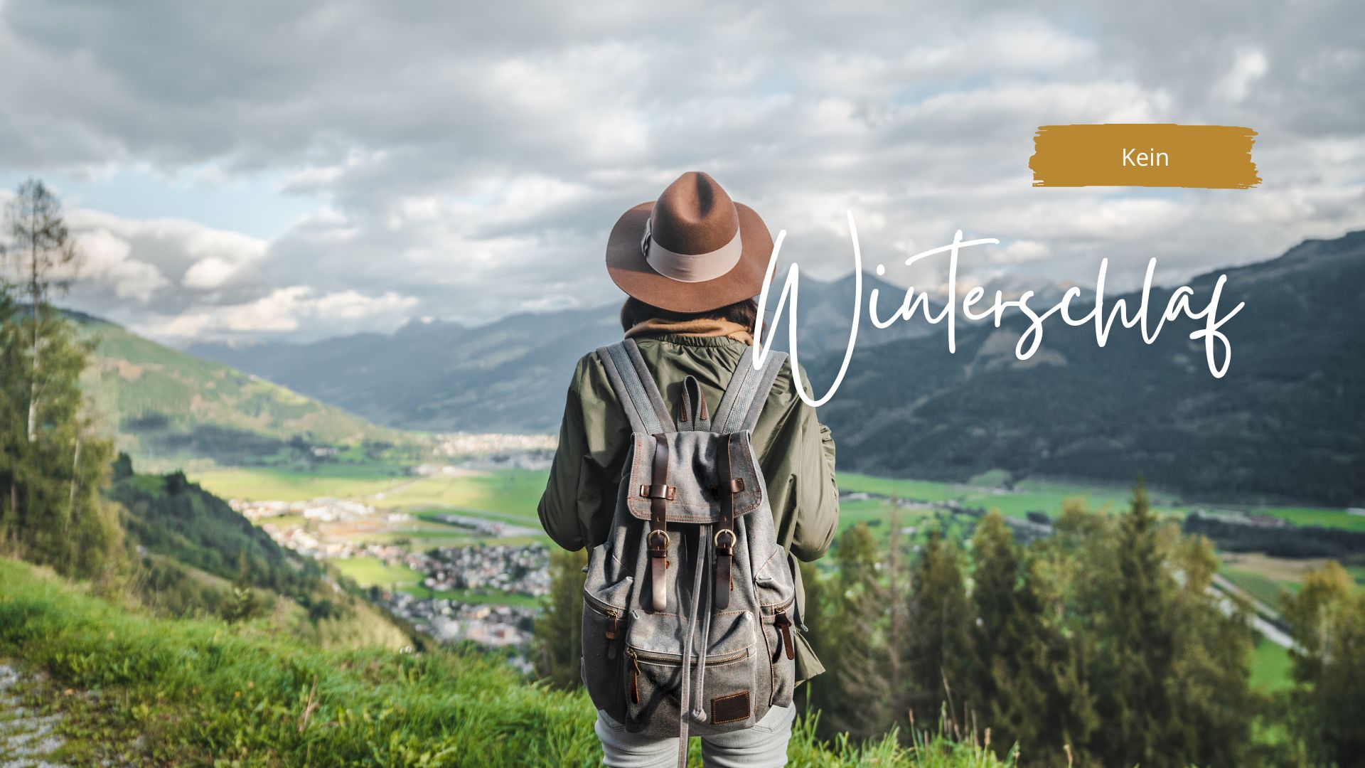 Website im Winterschlaf? Foto zeigt Frau in Wanderbekleidung mit Blick ins Tal und Berge Fotocredit Canva @SibilleK